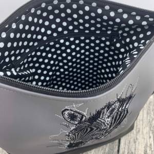 Zebra - Tasche Handtasche Umhängetasche aus tollem Kunstleder handmade bestickt mit einem Zebra grau schwarz/weiß schwar Bild 7