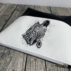 Zebra - Tasche Handtasche Umhängetasche aus tollem Kunstleder handmade bestickt mit einem Zebra grau schwarz/weiß schwar Bild 9