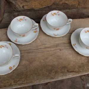 4 Teetassen Kaffeetassen Tassen mit Untertassen Goldrand  Blumendekor Porzellan 30er Jahre Bild 3
