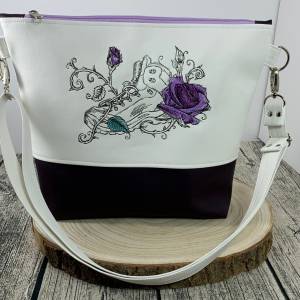 Schuh Wanderschuh Blumen Tasche Handtasche Umhängetasche aus tollem Kunstleder handmade genäht und bestickt weiß u. lila Bild 1