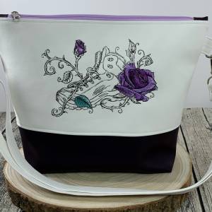 Schuh Wanderschuh Blumen Tasche Handtasche Umhängetasche aus tollem Kunstleder handmade genäht und bestickt weiß u. lila Bild 2