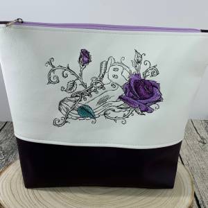 Schuh Wanderschuh Blumen Tasche Handtasche Umhängetasche aus tollem Kunstleder handmade genäht und bestickt weiß u. lila Bild 3