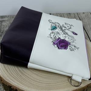 Schuh Wanderschuh Blumen Tasche Handtasche Umhängetasche aus tollem Kunstleder handmade genäht und bestickt weiß u. lila Bild 8