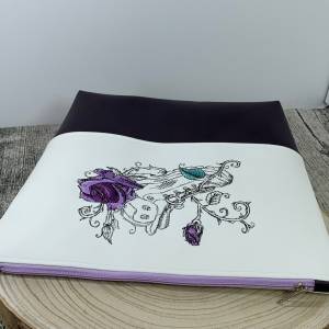 Schuh Wanderschuh Blumen Tasche Handtasche Umhängetasche aus tollem Kunstleder handmade genäht und bestickt weiß u. lila Bild 9