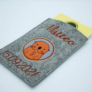 Geschenk Geburt Baby U-Heft, U-Hefthülle aus Filz bestickt personalisiert Biber cool für Jungen mit Namen und Datum Weih Bild 6