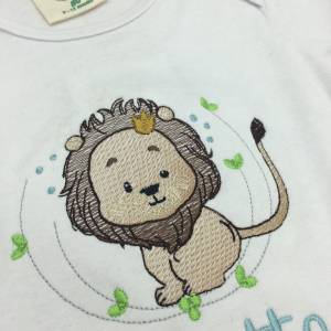 Bestickter Baby Body mit Löwe als Geschenk zur Geburt Taufe Pate personalisiert mit Name Geschenkidee für Mädchen und Ju Bild 4