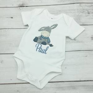 Bestickter Baby Body mit Esel als Geschenk zur Geburt Taufe Pate personalisiert mit Name Geschenkidee für Mädchen+Junge Bild 1