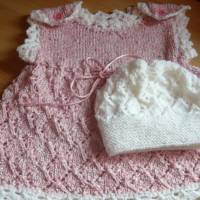Süßes handgestricktes Babykleidchen mit weißer Mütze, Bild 1
