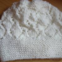Süßes handgestricktes Babykleidchen mit weißer Mütze, Bild 2
