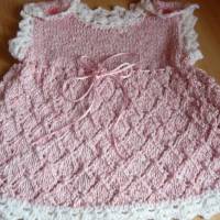 Süßes handgestricktes Babykleidchen mit weißer Mütze, Bild 3