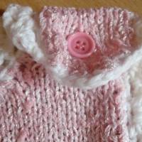 Süßes handgestricktes Babykleidchen mit weißer Mütze, Bild 4