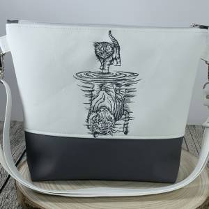 Katze Tiger Pfütze Spiegelbild, Tasche Handtasche Umhängetasche Milow aus tollem Kunstleder handmade genäht und bestickt Bild 1