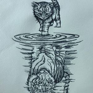 Katze Tiger Pfütze Spiegelbild, Tasche Handtasche Umhängetasche Milow aus tollem Kunstleder handmade genäht und bestickt Bild 2