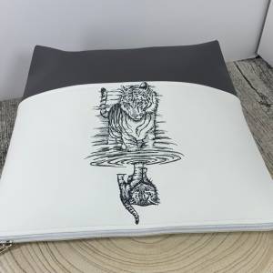 Katze Tiger Pfütze Spiegelbild, Tasche Handtasche Umhängetasche Milow aus tollem Kunstleder handmade genäht und bestickt Bild 5
