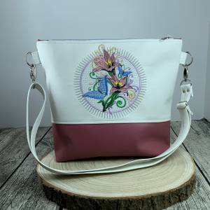 Umhängetasche Tasche aus Kunstleder bestickt mit Blumen Lilien Schmetterlingen Handtasche handmade selbst genäht in weiß Bild 2