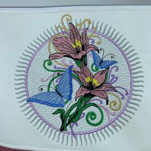 Umhängetasche Tasche aus Kunstleder bestickt mit Blumen Lilien Schmetterlingen Handtasche handmade selbst genäht in weiß Bild 3