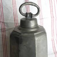 Massive 8-eckige antike Zinnflasche mit Schraubverschluss Bild 3