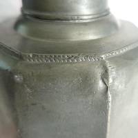 Massive 8-eckige antike Zinnflasche mit Schraubverschluss Bild 4