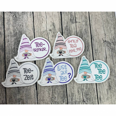 Wichtel, Gnom, Zwerg - Tee, Teetrinker - Untersetzer, Tassenteppich, MugRug aus Kunstleder -  bestickt -  versch. Texte