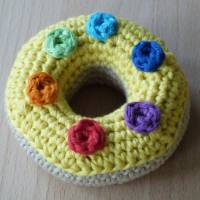 Babyrassel "Donut" mit bunten Schokolinsen, gehäkelt, Biobaumwolle, Handarbeit Bild 2
