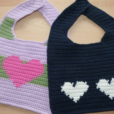 Häkelanleitung Lätzchen mit eingehäkelten Herzen in 2 Größen, pdf-Datei