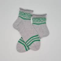 Gestrickte Socken in hellgrau grün , Gr. 40/41, romantische Fairisle Herzen im Schaft, handgestrickt Bild 1