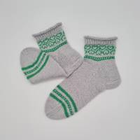 Gestrickte Socken in hellgrau grün , Gr. 40/41, romantische Fairisle Herzen im Schaft, handgestrickt Bild 3