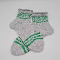Gestrickte Socken in hellgrau grün , Gr. 40/41, romantische Fairisle Herzen im Schaft, handgestrickt Bild 4