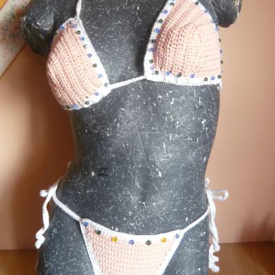 Handgeäkelter lachsfarbener Bikini,