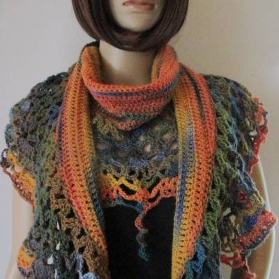 Auffälliges Schaltuch in Sichelform aus weicher Wolle, Stola, Schal, gehäkelt