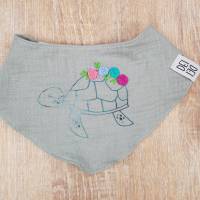 Handbesticktes Halstuch für Babys und Kleinkinder mit Meerestier-Motiv nach Wahl Bild 3