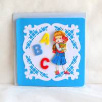 Glückwunschkarte zum Schulanfang blau-hellblau, Mädchen mit Filzbuchstaben ABC (8) Bild 1