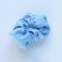 Upcycling Scrunchie Stoffhaargummi handgemacht hellblau mit Ankern Baumwolle Bild 1