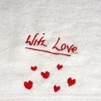 Gästehandtuch With Love in weiß bestickt mit roten Herzchen Bild 10