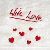 Gästehandtuch With Love in weiß bestickt mit roten Herzchen Bild 2