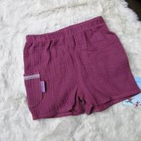 Kurze Shorts aus Musselin, Gr. 92/98  in beere Tasche mit Spitze Bild 1