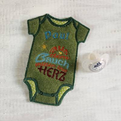 Bestickter Deko-Babybody aus Filz mit Wunschnamen "Aus dem Bauch mitten ins Herz" *individuell angefertigt