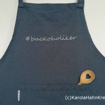 Latzschürze blau meliert #backoholiker,Schriftzug handgestickt in Weiß,mit Bauchtasche für leidenschaftliche Bäcker