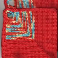 T0069 gehäkelt 2 Topflappen ca. 20 x 20 cm Baumwolle Handarbeit blau rot gelb mit rot Küche Bild 1