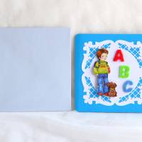 Glückwunschkarte zum Schulanfang blau-hellblau, Junge mit Filzbuchstaben ABC (9) Bild 2