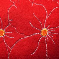 Kosmetiktasche rot aus Filz handgemacht und mit Blüten bestickt Bild 3