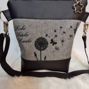 Kleine Handtasche Pusteblume grau  Umhängetasche grau schwarze Tasche mit Anhänger Kunstleder Bild 1