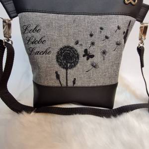 Kleine Handtasche Pusteblume grau  Umhängetasche grau schwarze Tasche mit Anhänger Kunstleder Bild 2