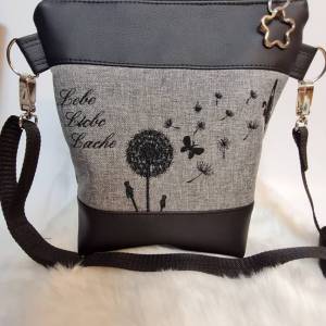 Kleine Handtasche Pusteblume grau  Umhängetasche grau schwarze Tasche mit Anhänger Kunstleder Bild 3