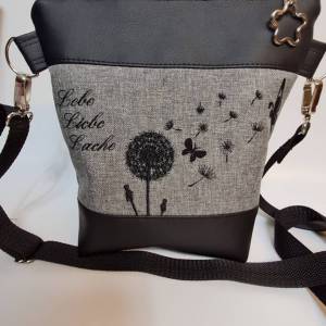 Kleine Handtasche Pusteblume grau  Umhängetasche grau schwarze Tasche mit Anhänger Kunstleder Bild 5