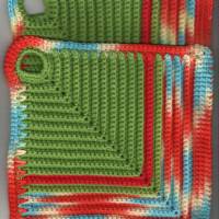 T0047 gehäkelt Baumwolle Handarbeit hellgrün blau rot gelb 2 Topflappen Küche Bild 1