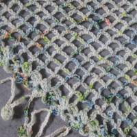 Dreieckstuch aus handgefärbter Wolle mit Bommel-Musterkante, Schal, gehäkelt Bild 6