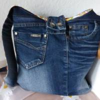 Beuteltasche 'Sophie', Jeans-Upcycling, 2 in 1, beidseitig tragbar, Verschlussriegel, Unikat hessmade Bild 8