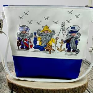 3 besondere Gnome, maritime Umhänge-Tasche aus Kunstleder mit passendem Schultergurt in weiß blau, bestickt Bild 1