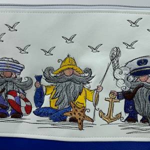 3 besondere Gnome, maritime Umhänge-Tasche aus Kunstleder mit passendem Schultergurt in weiß blau, bestickt Bild 2